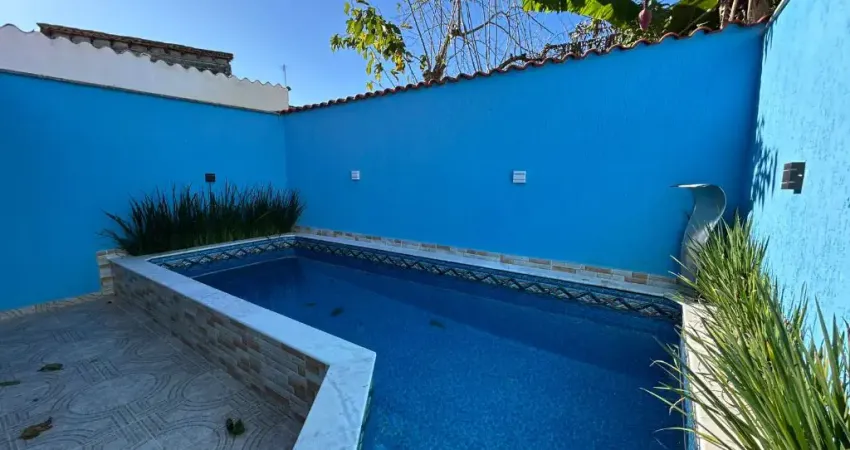 Casa com piscina, 2 quartos e área gourmet com churrasqueira em Itanhaém.