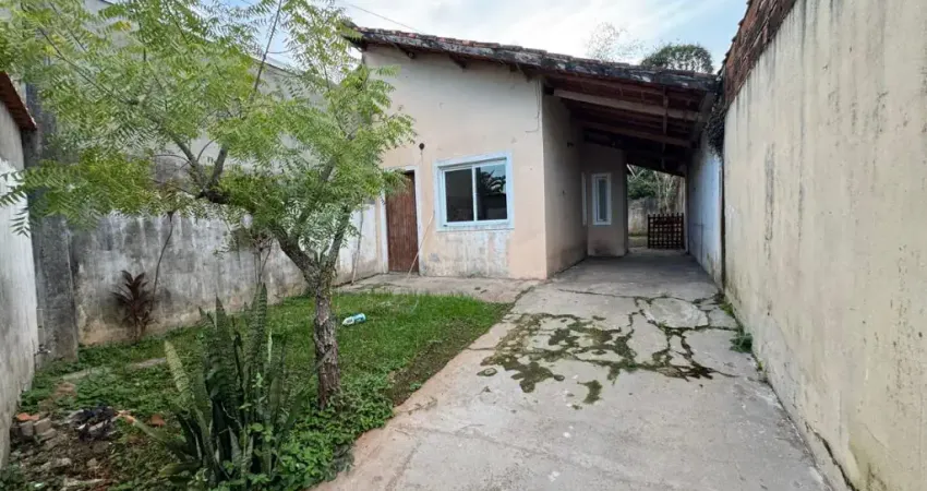Casa com 2 quartos, espaço para piscina e jardim em Peruíbe.