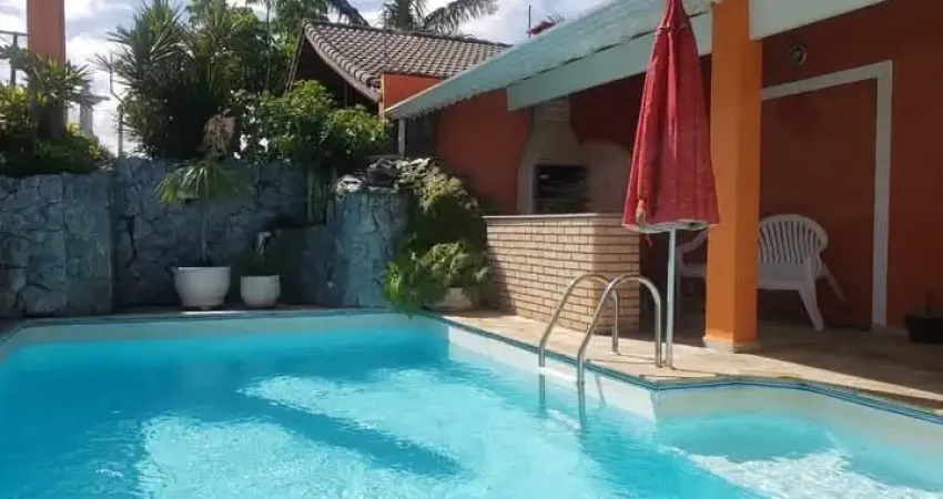 Casa à 100m do mar com piscina e 8 quartos em Peruíbe.