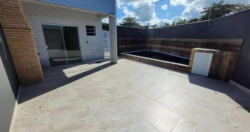 Casa frente mar com piscina e 2 quartos em Itanhaém.