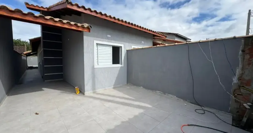 Casa com 2 quartos, piscina e área gourmet em Peruíbe.