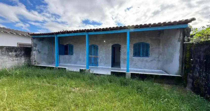 Casa com espaço para piscina e jardim em Itanhaém.