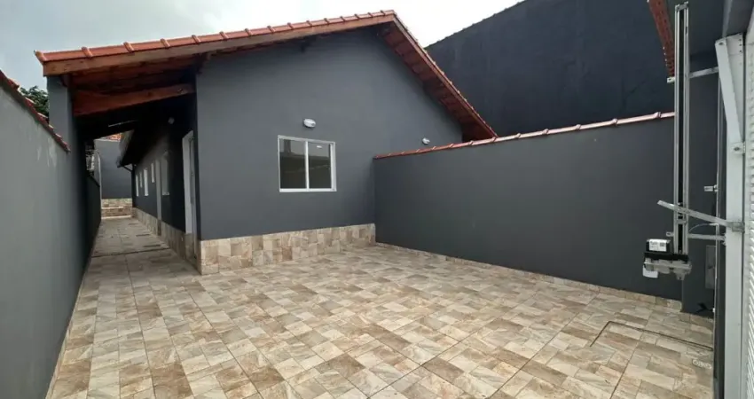 Casa com 2 quartos, piscina e churrasqueira em Itanhaém.