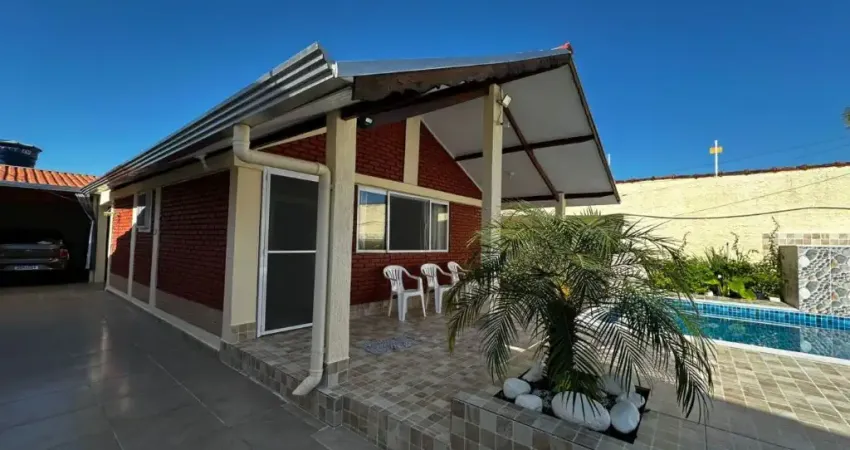 Casa com 2 quartos, piscina e área gourmet com churrasqueira em Itanhaém.