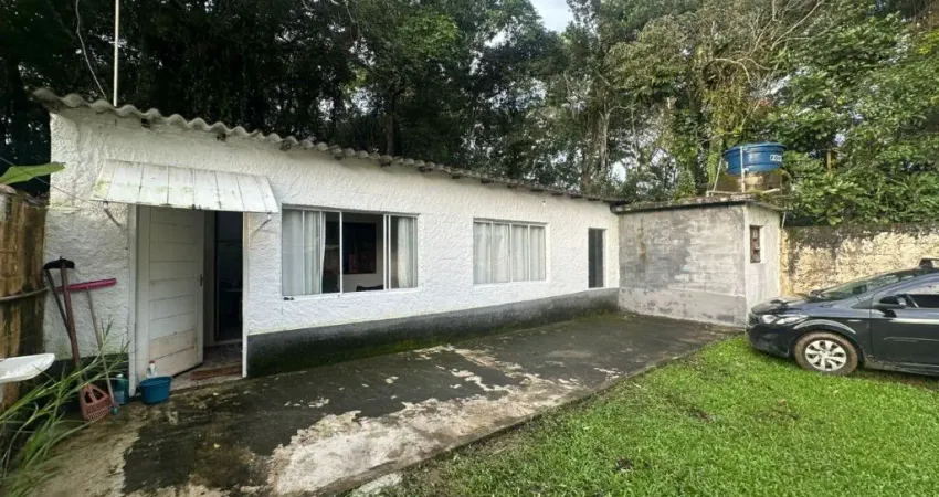 Casa com 3 quartos, espaço para piscina e jardim em Itanhaém.