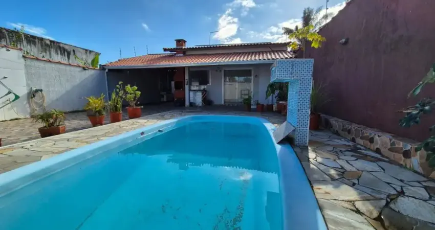 Casa com 4 quartos, piscina e churrasqueira em Itanhaém.