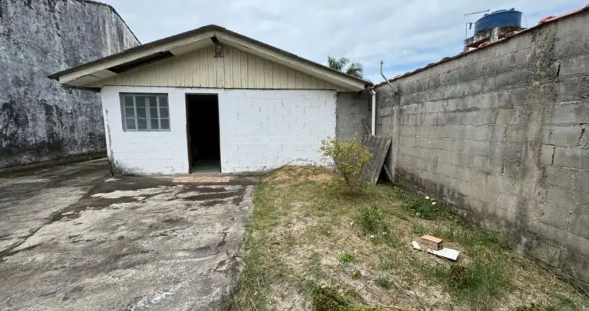 Casa com 3 quartos e espaço para piscina em Itanhaém.