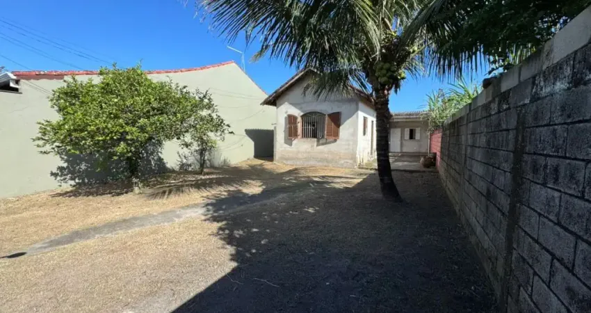 Casa com 3 quartos, jardim e espaço para piscina em Itanhaém.