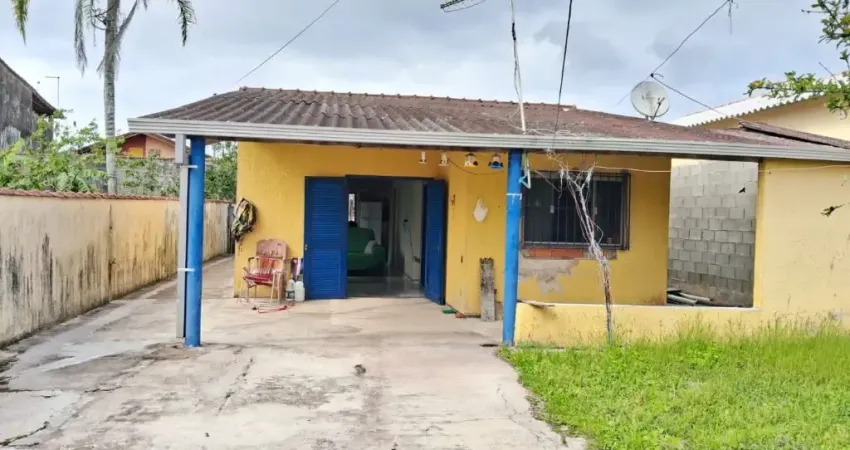 Casa com 2 quartos e espaço para piscina em Itanhaém.