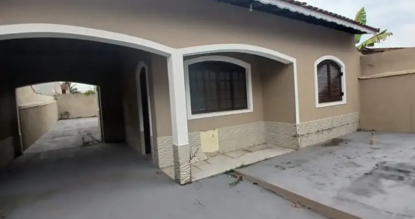 Casa com 3 quartos e espaço para piscina em Peruíbe.
