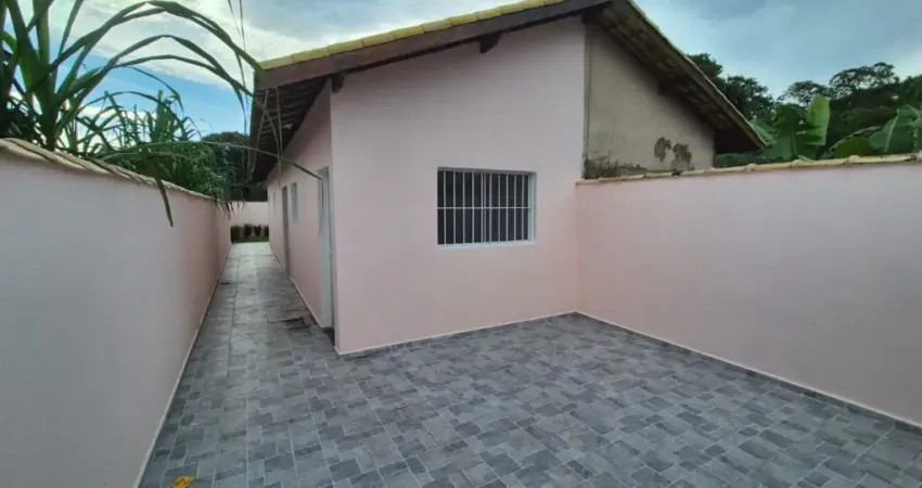 Casa com 2 quartos, jardim e espaço para piscina em Itanhaém.