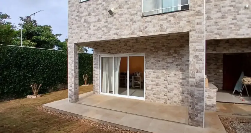 Casa com 2 quartos, jardim e espaço para piscina em Itanhaém.