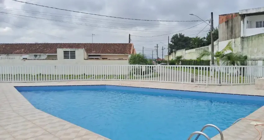 Casa em condomínio com piscina e 2 quartos em Itanhaém.