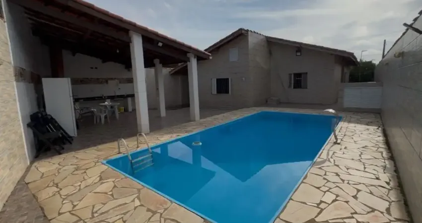 Casa na praia com 3 quartos, piscina e churrasqueira em Itanhaém.