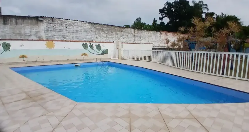 Casa em condomínio com 2 quartos, piscina e área gourmet em Itanhaém.
