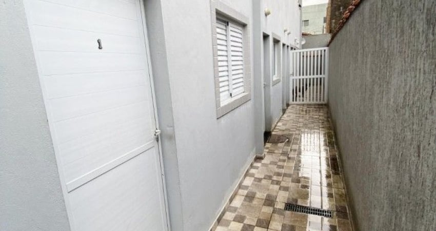 Casa com 2 quartos à 50m da rodovia em Praia Grande.