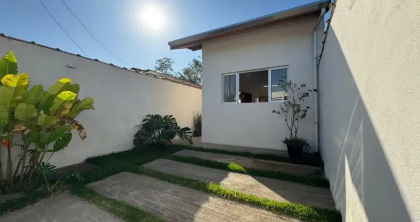 Casa com 2 quartos, área gourmet e espaço para piscina em Itanhaém.