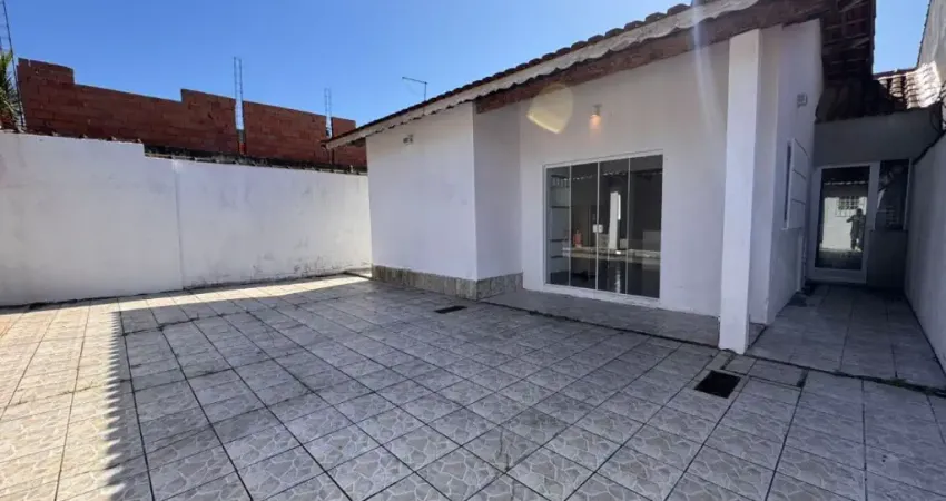 Casa com 2 quartos e espaço para piscina em Mongaguá.