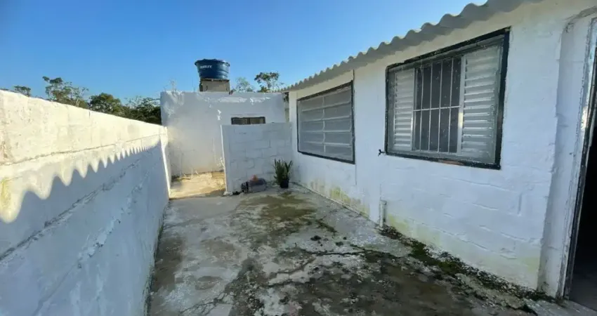 Casa com espaço para piscina em Itanhaém.