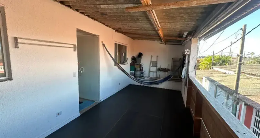 Casa com 2 quartos e área gourmet com churrasqueira em Itanhaém.