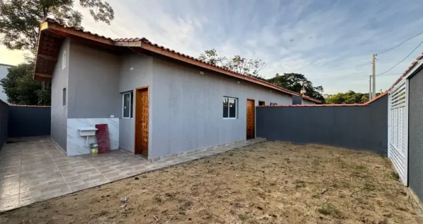 Casa com 2 quartos e espaço para piscina em Itanhaém.