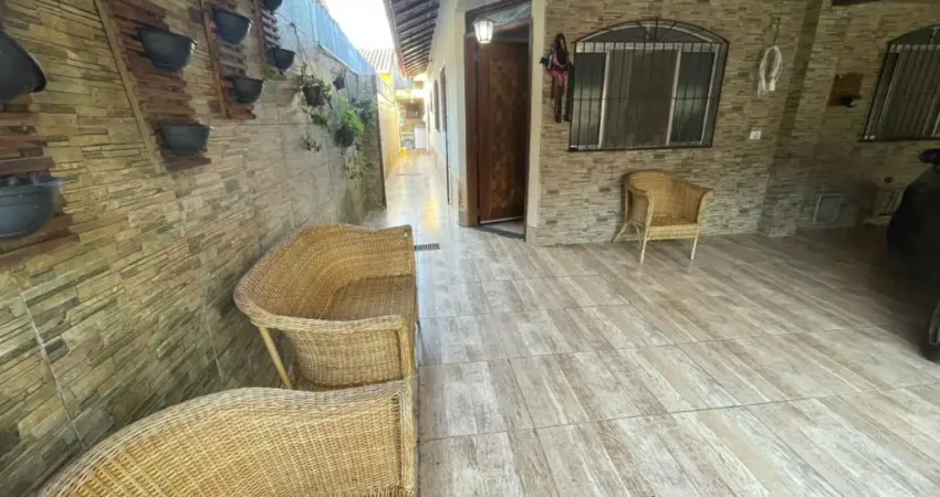 Casa com 3 quartos, churrasqueira e jardim em Mongaguá.