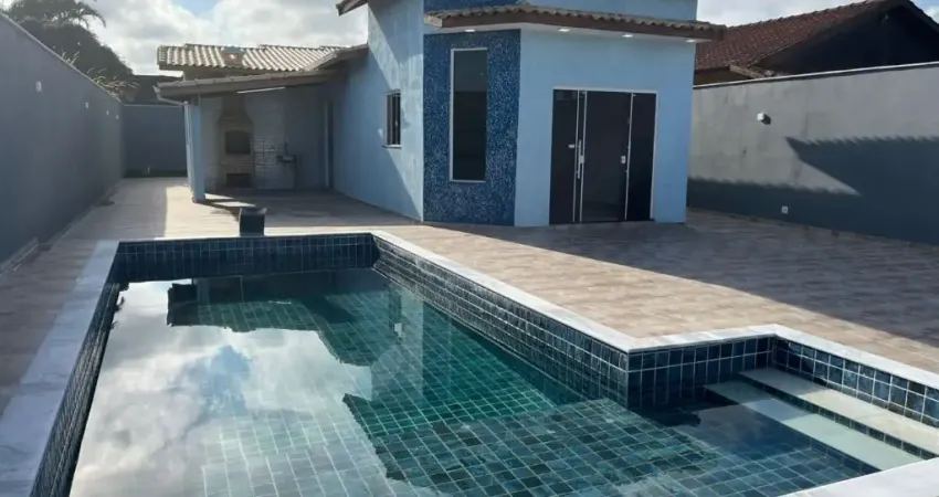 Casa na praia com piscina e 3 quartos em Itanhaém.