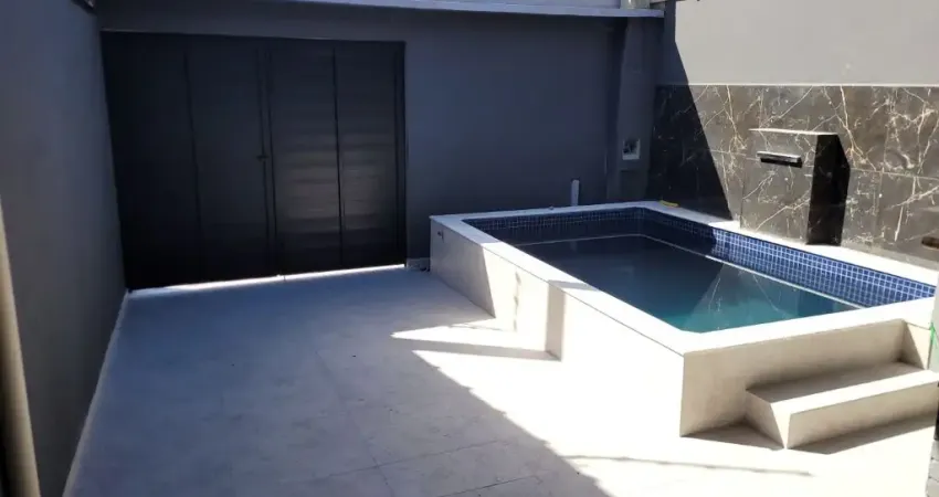 Casa com 2 quartos, piscina e área gourmet em Itanhaém.