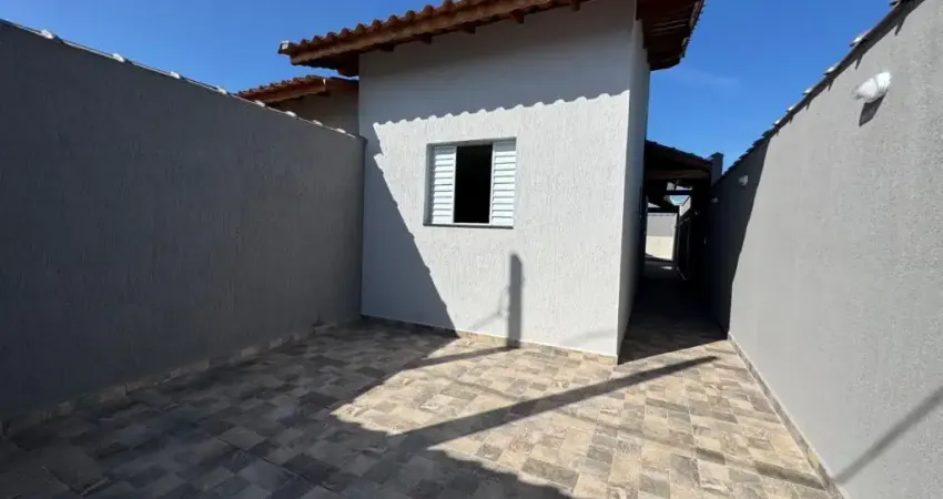 Casa com 2 quartos, piscina e área gourmet em Itanhaém.