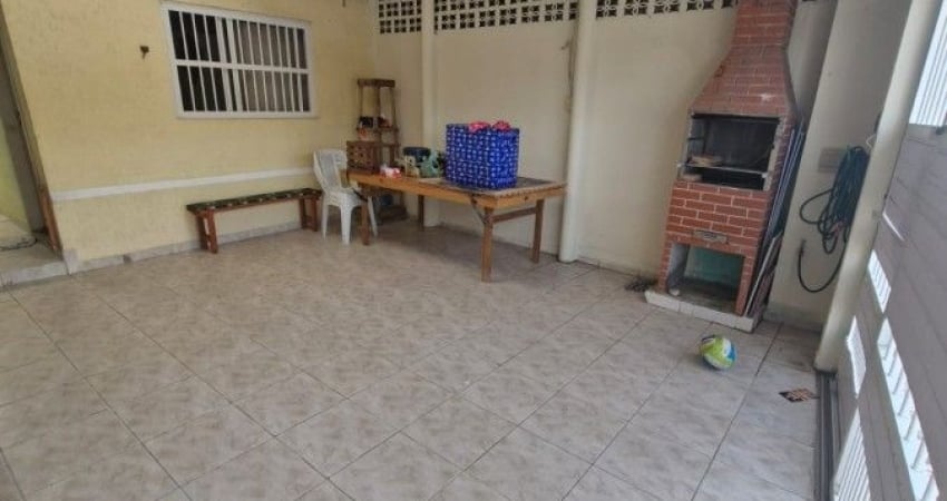 Casa com 3 quartos e churrasqueira em Praia Grande.