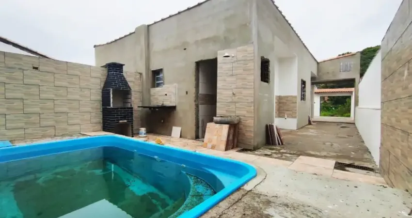 Casa com 2 quartos, piscina e churrasqueira em Itanhaém.