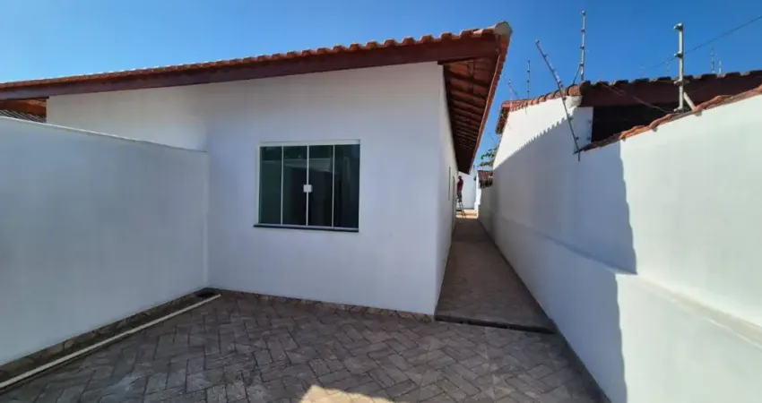 Casa com piscina e 2 quartos em Itanhaém.