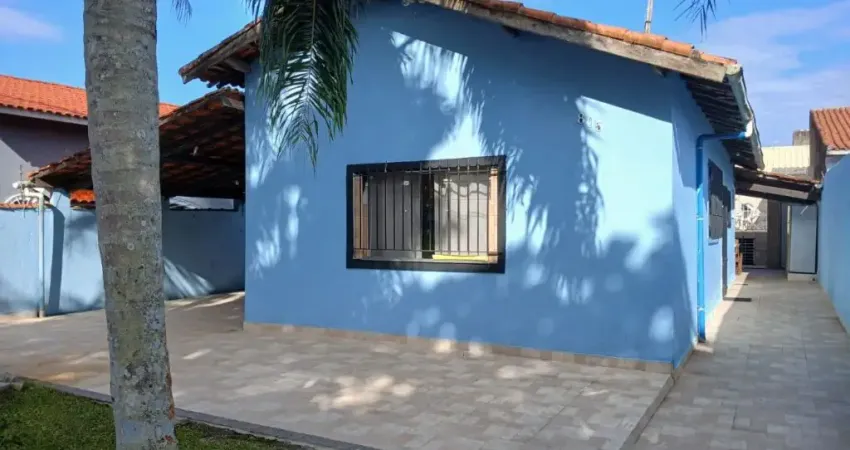 Casa na praia com 3 quartos, piscina e área gourmet em Itanhaém.