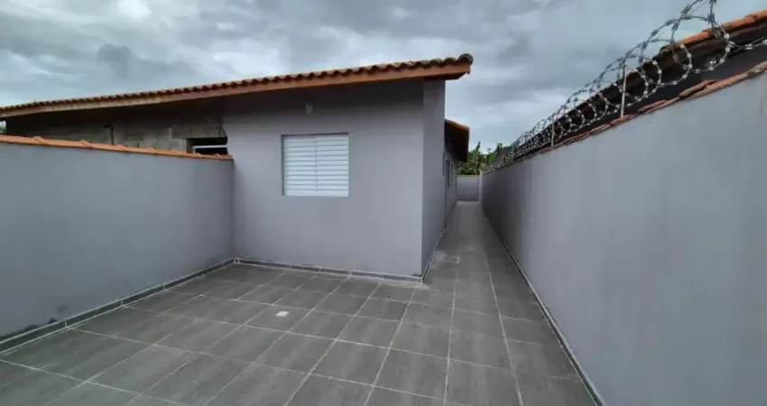 Casa com 2 quartos e espaço para piscina em Itanhaém.