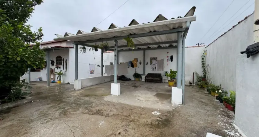 Casa com 2 quartos e espaço para piscina em Itanhaém.