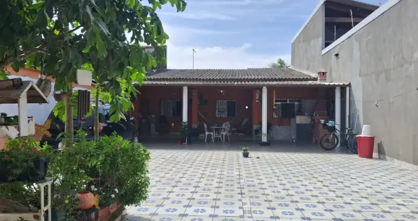 Casa com 2 quartos, churrasqueira e jardim em Itanhaém.