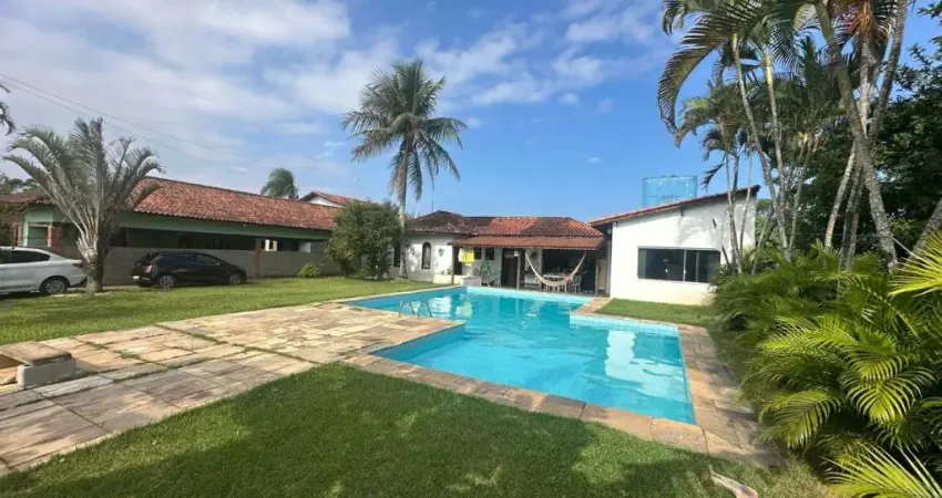 Casa na praia com piscina, 2 quartos e área gourmet em Itanhaém.