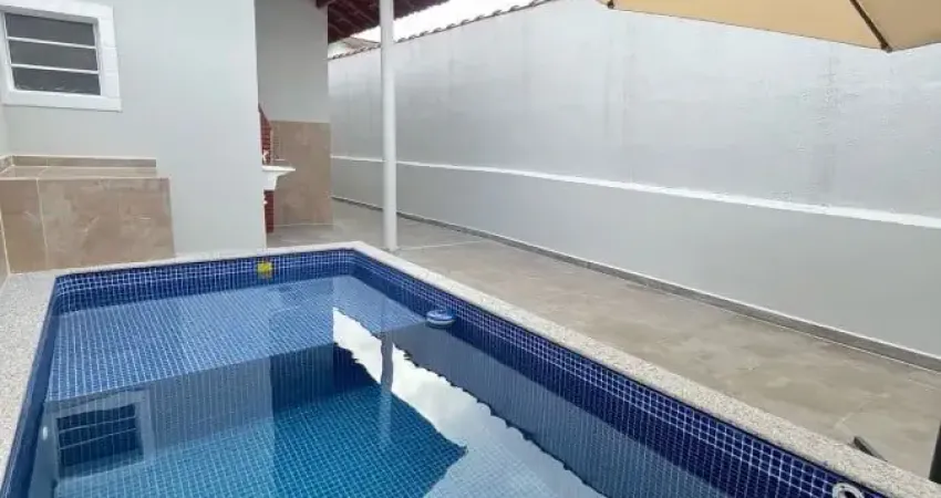 Casa com 2 quartos, piscina e churrasqueira em Mongaguá.