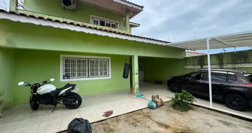 Casa à 50m do mar com 3 quartos e área gourmet em Peruíbe.
