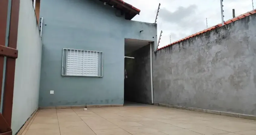 Casa com piscina, 2 quartos e área gourmet em Itanhaém.