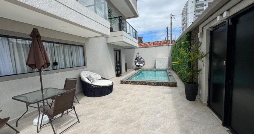 Casa com 3 quartos, piscina e área gourmet em Praia Grande.