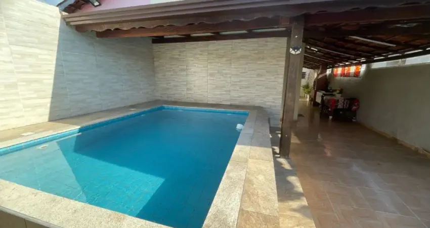 Casa com piscina, 3 quartos e churrasqueira em Peruíbe.