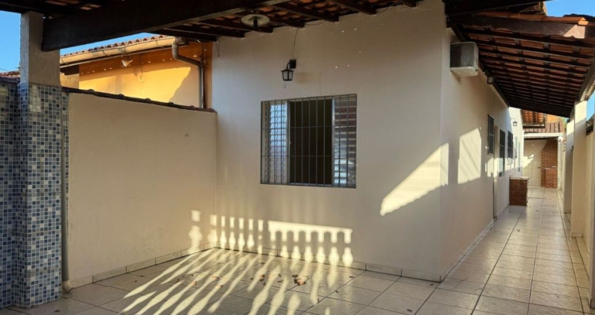 Casa com 2 quartos e churrasqueira em Itanhaém.