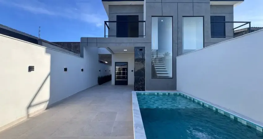 Casa com piscina, 2 quartos e área gourmet em Itanhaém.