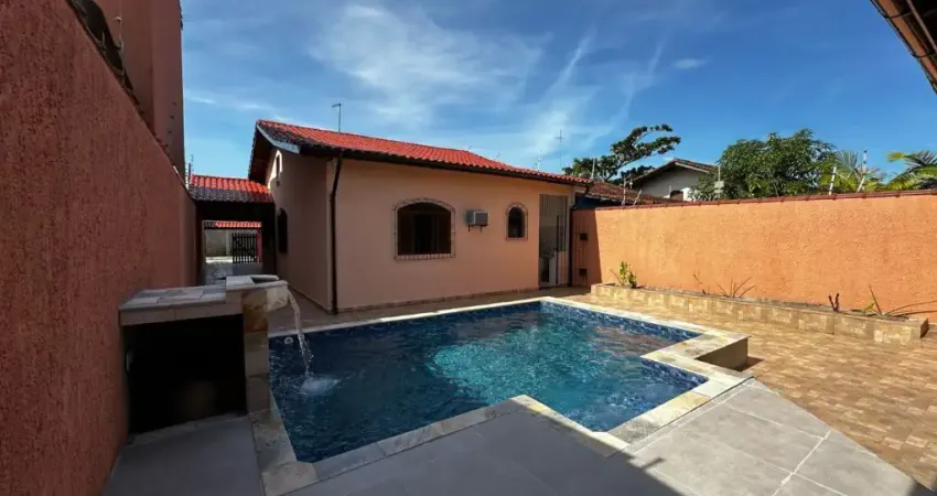 Casa na praia com piscina e 3 quartos em Itanhaém.