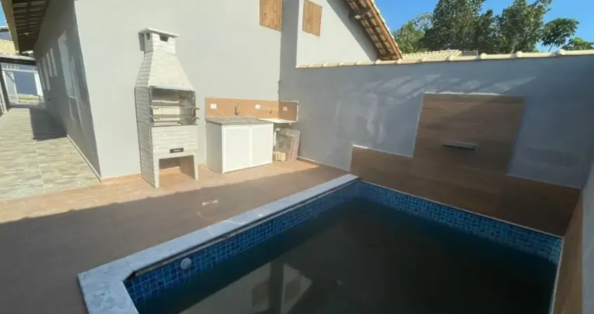 Casa com 2 quartos, piscina e churrasqueira em Itanhaém.