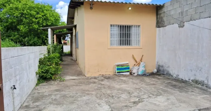 Casa com 2 quartos, churrasqueira e espaço para piscina em Itanhaém.
