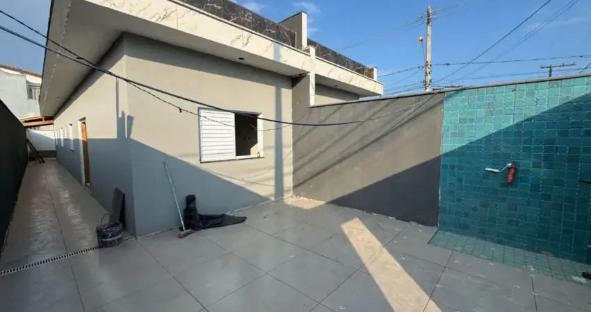 Casa na praia com piscina e 3 quartos em Itanhaém.