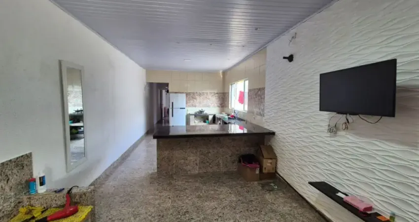 Casa com 2 quartos e área gourmet com churrasqueira em Itanhaém.
