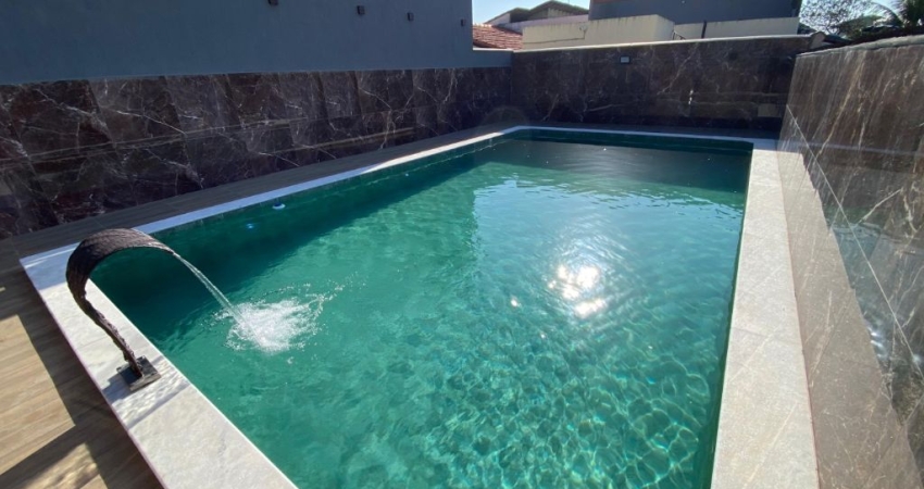 Casa à 100m do mar com piscina, 3 quartos e área gourmet em Itanhaém.